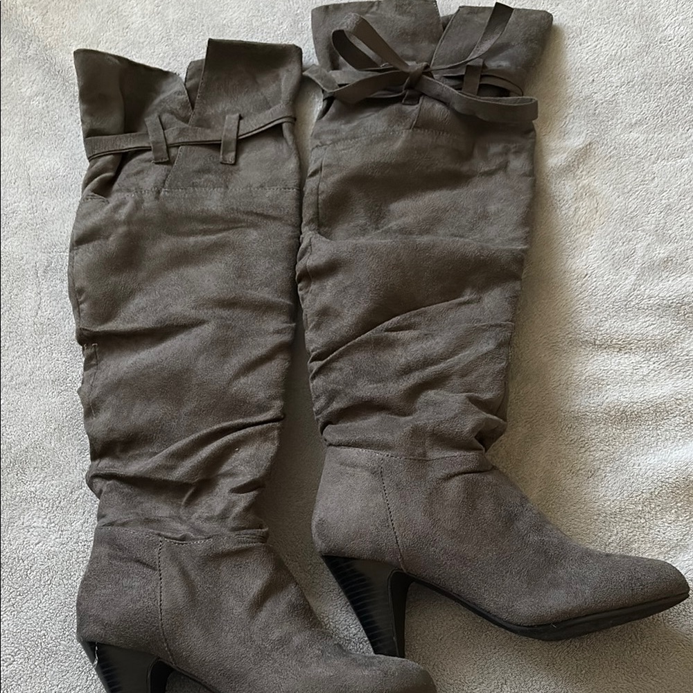 Stylish Gray Knee-High Women's Boots Used-Normal wear